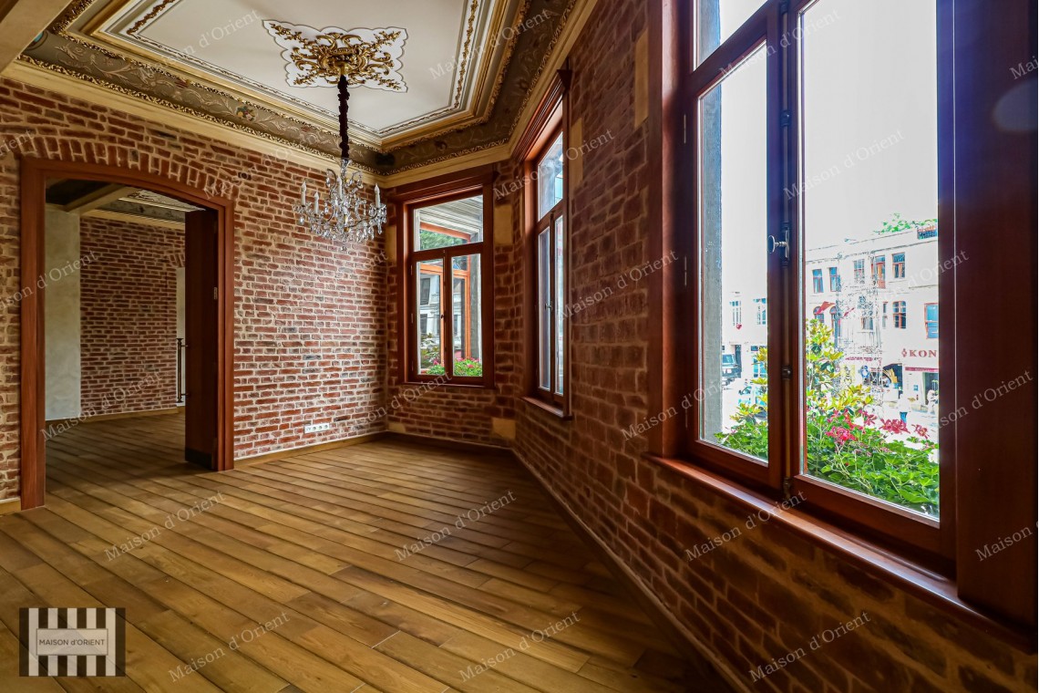 Office for Rent in Historical Tünel Geçidi İş Hanı