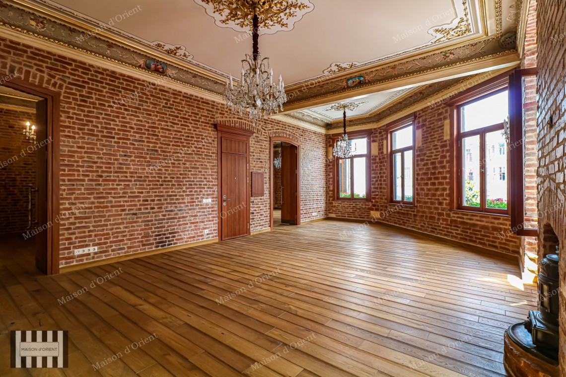 Office for Rent in Historical Tünel Geçidi İş Hanı