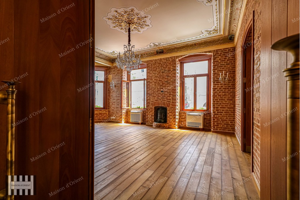Office for Rent in Historical Tünel Geçidi İş Hanı