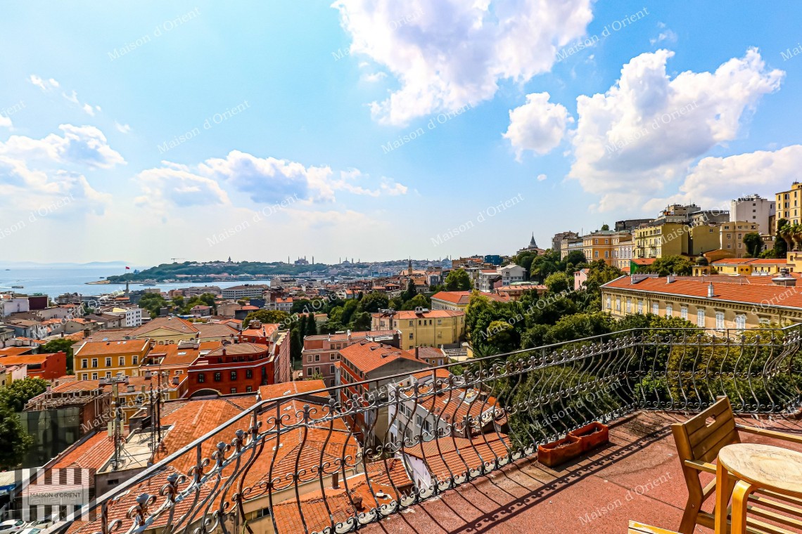 2+1 Flat for Sale in Konstantinopoli Building, Galatasaray
