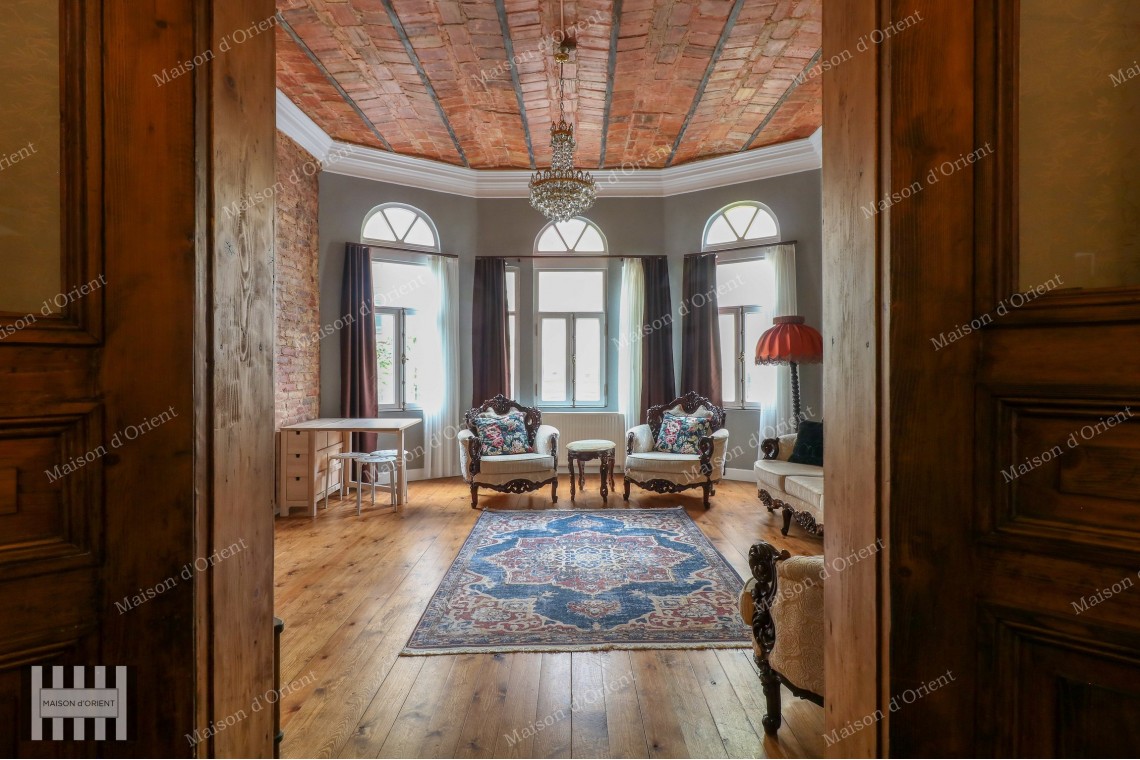 3+1 Furnished Rental Flat in Renovated Historical Building, Galata