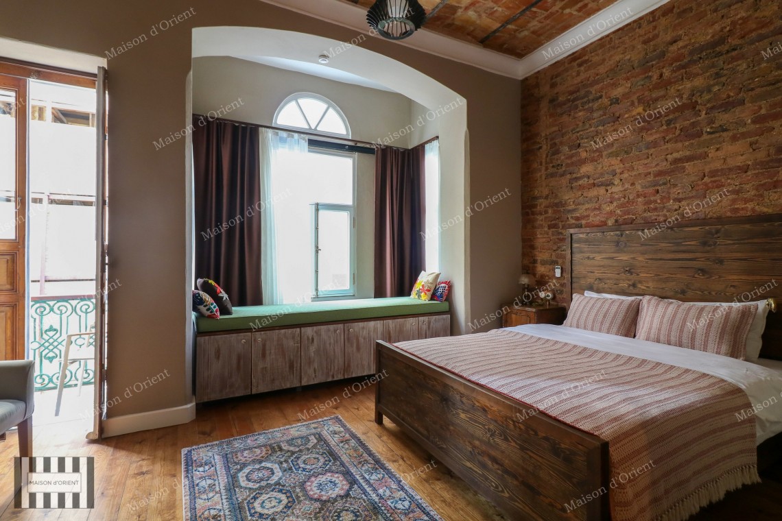 3+1 Furnished Rental Flat in Renovated Historical Building, Galata
