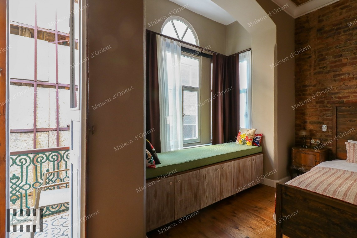 3+1 Furnished Rental Flat in Renovated Historical Building, Galata