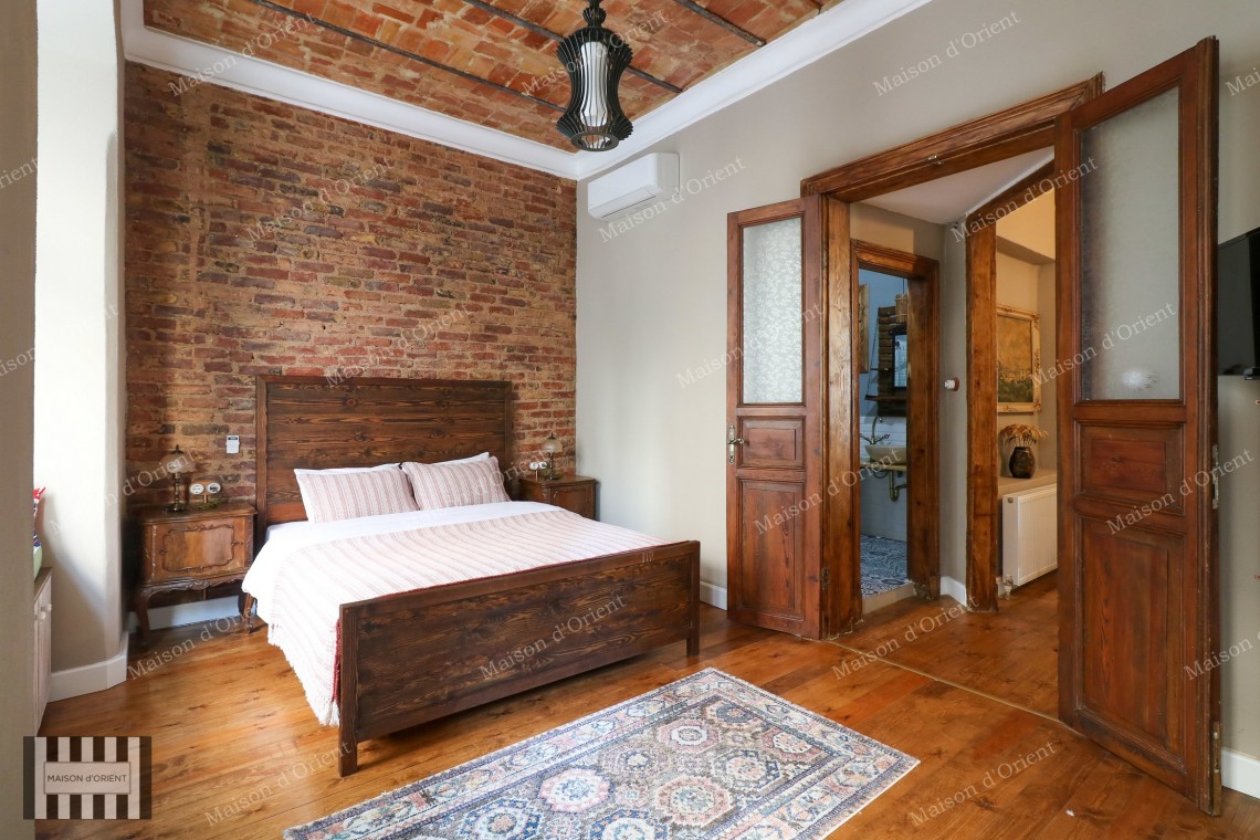 3+1 Furnished Rental Flat in Renovated Historical Building, Galata