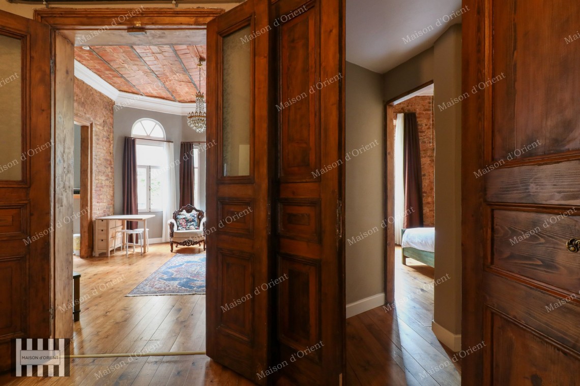 3+1 Furnished Rental Flat in Renovated Historical Building, Galata