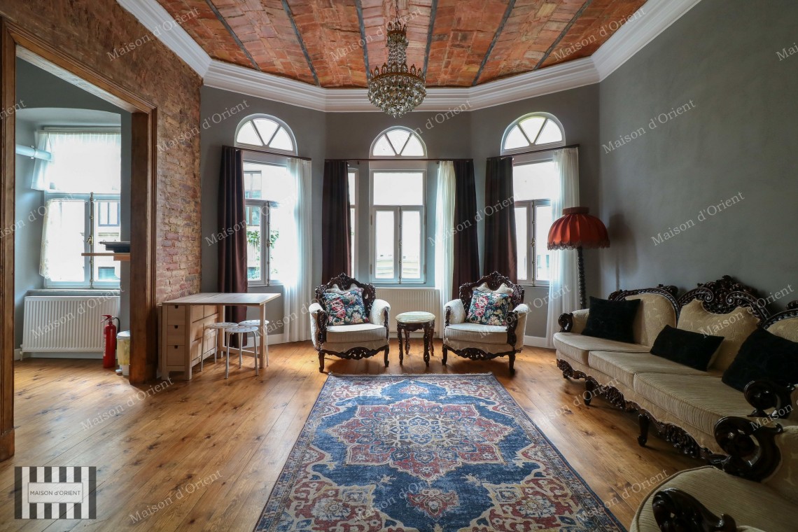3+1 Furnished Rental Flat in Renovated Historical Building, Galata