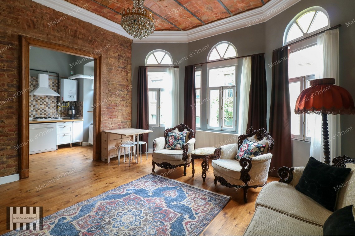 3+1 Furnished Rental Flat in Renovated Historical Building, Galata