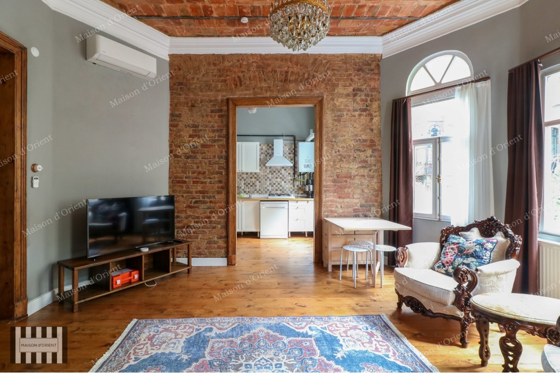 3+1 Furnished Rental Flat in Renovated Historical Building, Galata