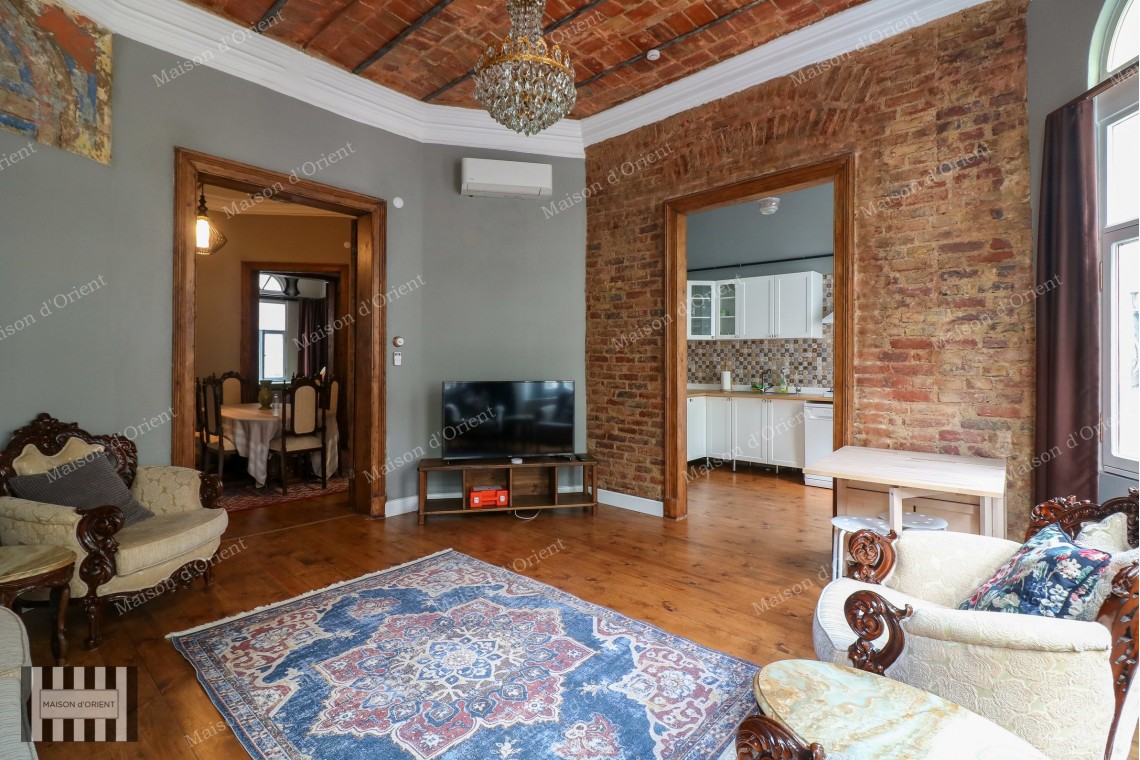 3+1 Furnished Rental Flat in Renovated Historical Building, Galata
