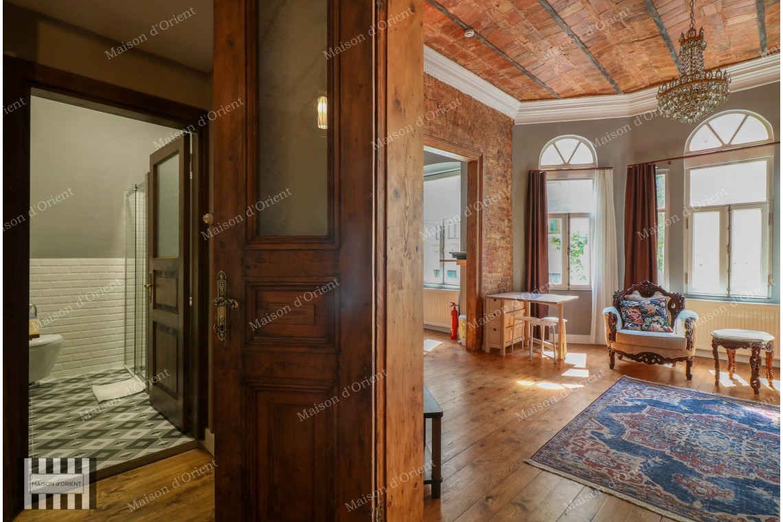 3+1 Furnished Rental Flat in Renovated Historical Building, Galata
