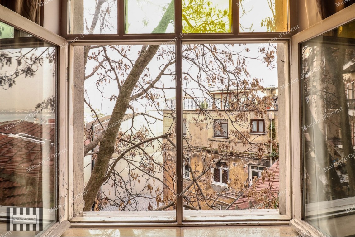  2+1 Rental Flat with Balcony and View in Galata Historical Building