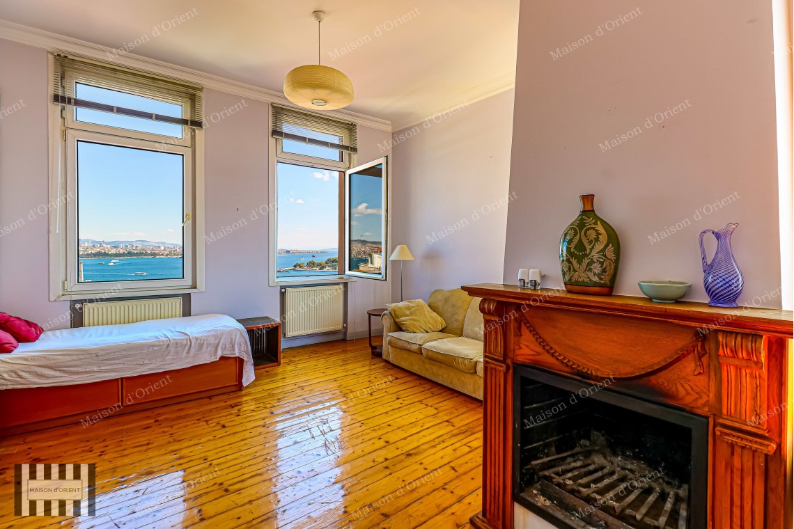 3+1 Flat for Sale with Panoramic View in Historical Building, Galata