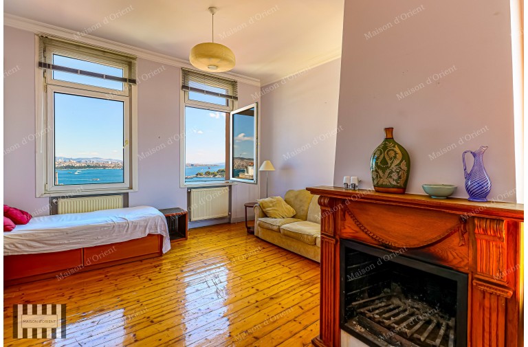 3+1 Flat for Sale with Panoramic View in Historical Building, Galata