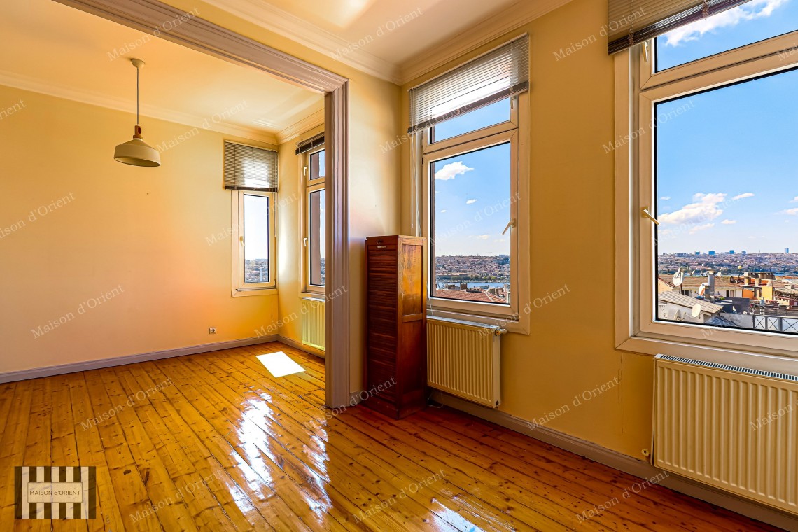 3+1 Flat for Sale with Panoramic View in Historical Building, Galata