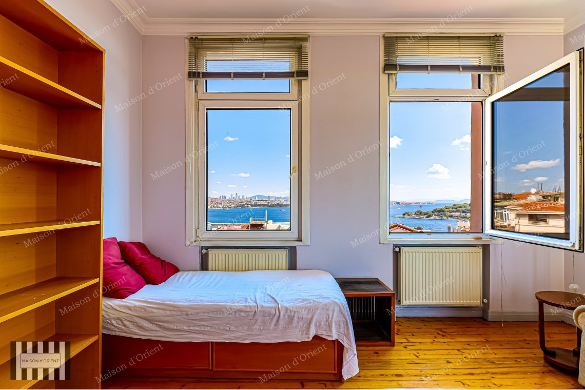 3+1 Flat for Sale with Panoramic View in Historical Building, Galata