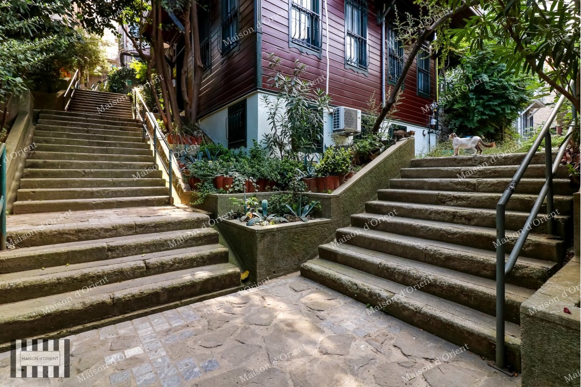 2+1 Rental Detached House with Bosphorus View in Cihangir