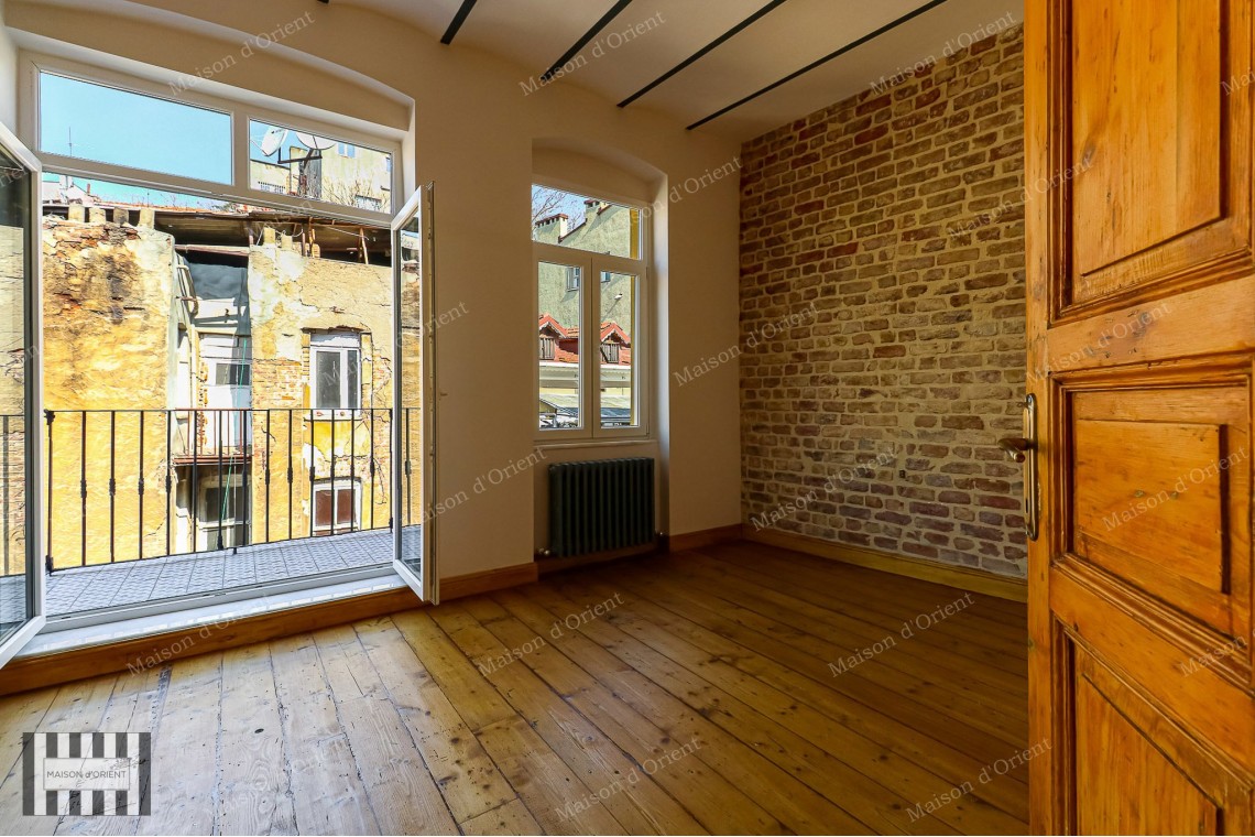 2+1 Flat for Sale with Balcony in Miras Building, Çukurcuma 