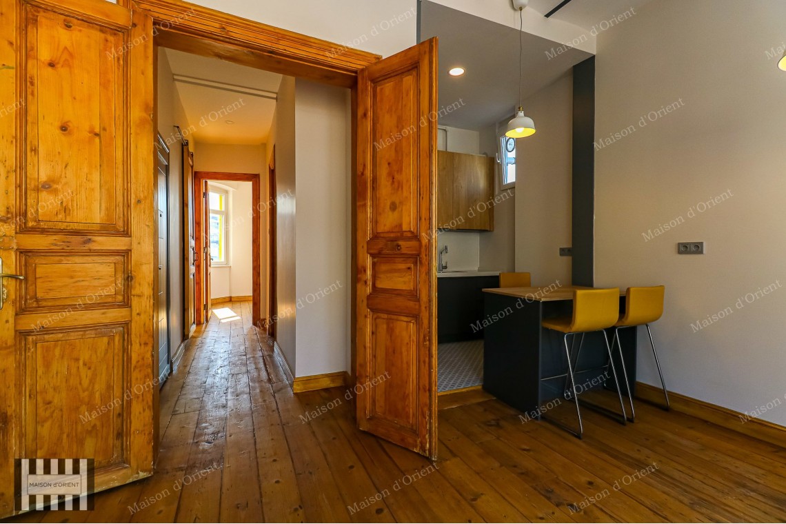 2+1 Flat for Sale with Balcony in Miras Building, Çukurcuma 