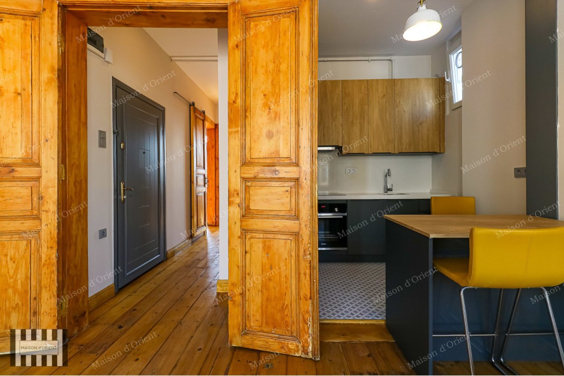2+1 Flat for Sale with Balcony in Miras Building, Çukurcuma 