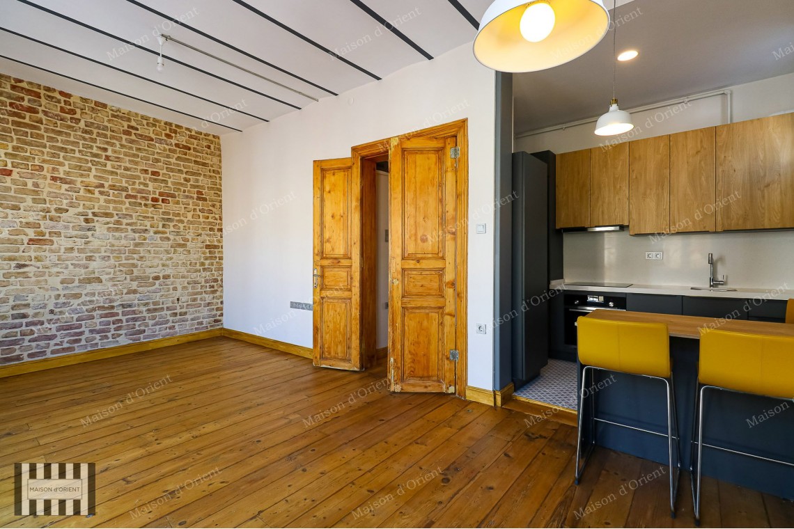 2+1 Flat for Sale with Balcony in Miras Building, Çukurcuma 