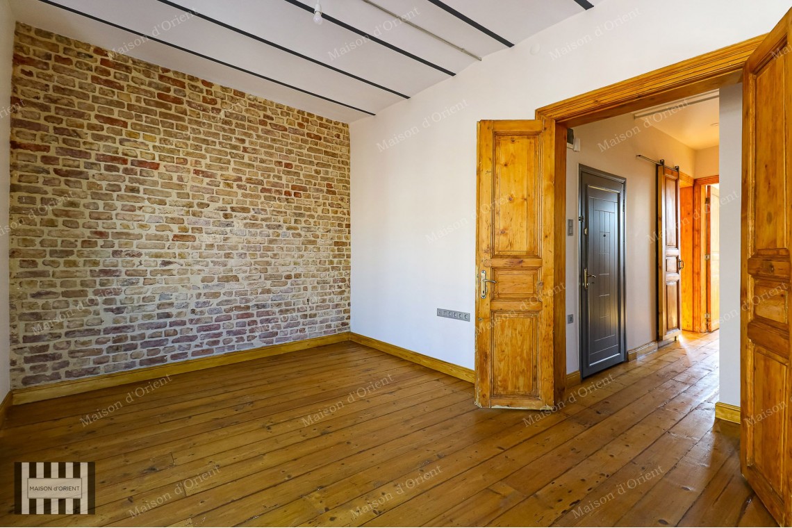 2+1 Flat for Sale with Balcony in Miras Building, Çukurcuma 