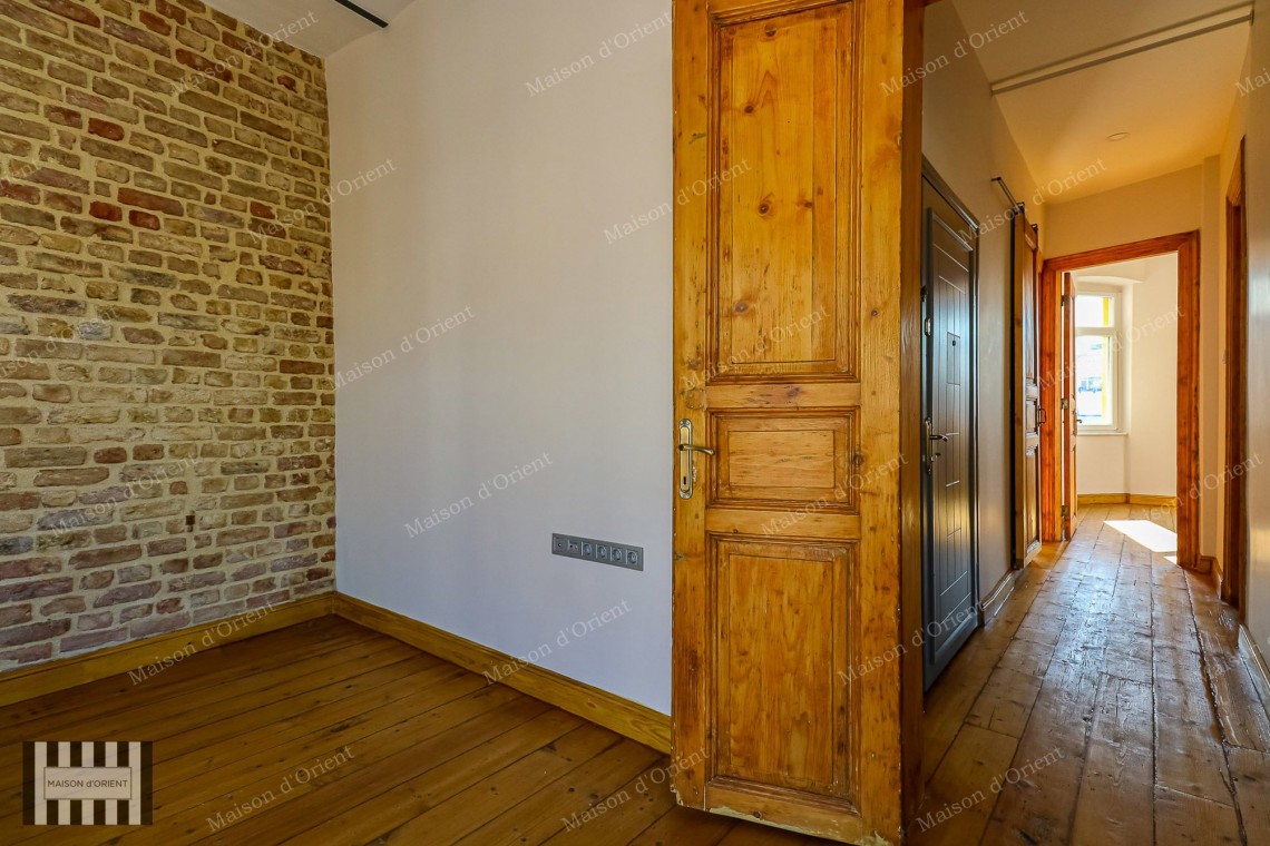 2+1 Flat for Sale with Balcony in Miras Building, Çukurcuma 