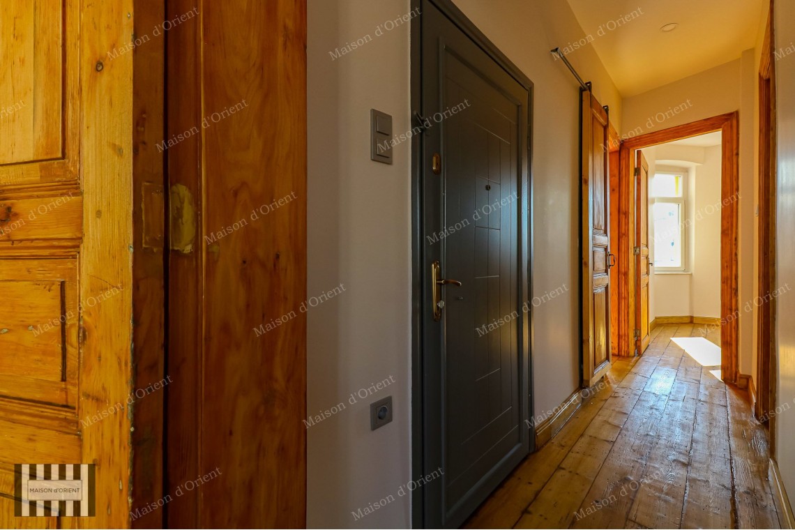 2+1 Flat for Sale with Balcony in Miras Building, Çukurcuma 