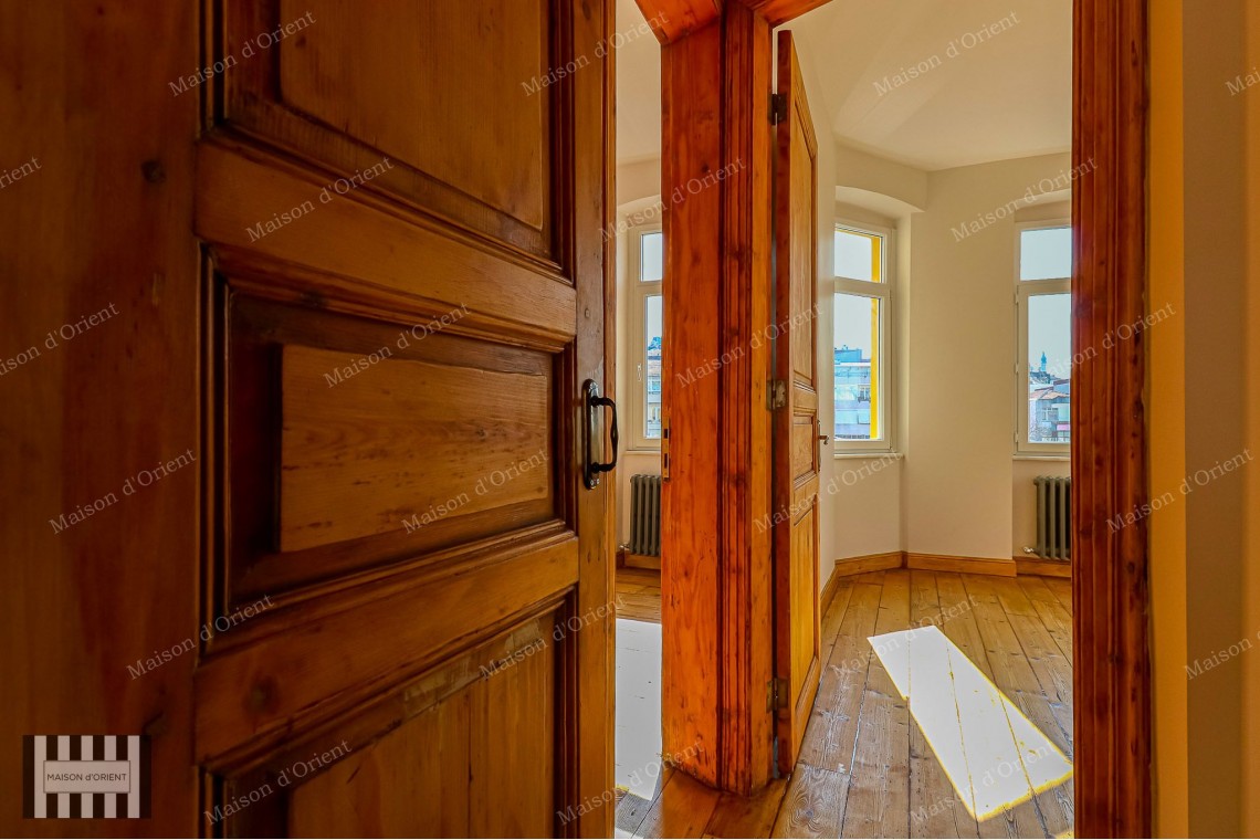 2+1 Flat for Sale with Balcony in Miras Building, Çukurcuma 