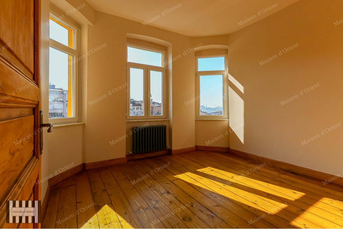2+1 Flat for Sale with Balcony in Miras Building, Çukurcuma 