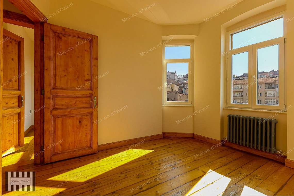 2+1 Flat for Sale with Balcony in Miras Building, Çukurcuma 