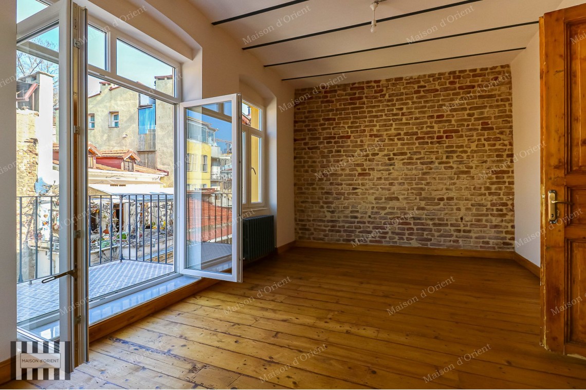 2+1 Flat for Sale with Balcony in Miras Building, Çukurcuma 