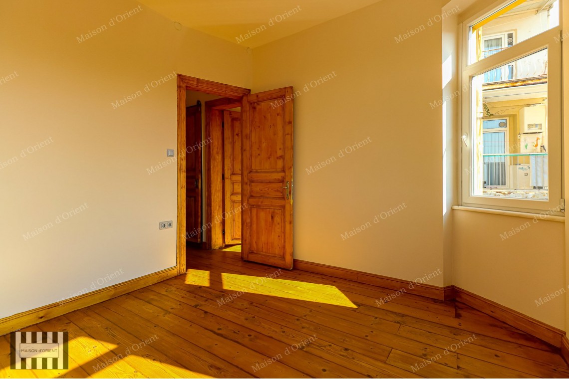 2+1 Flat for Sale with Balcony in Miras Building, Çukurcuma 
