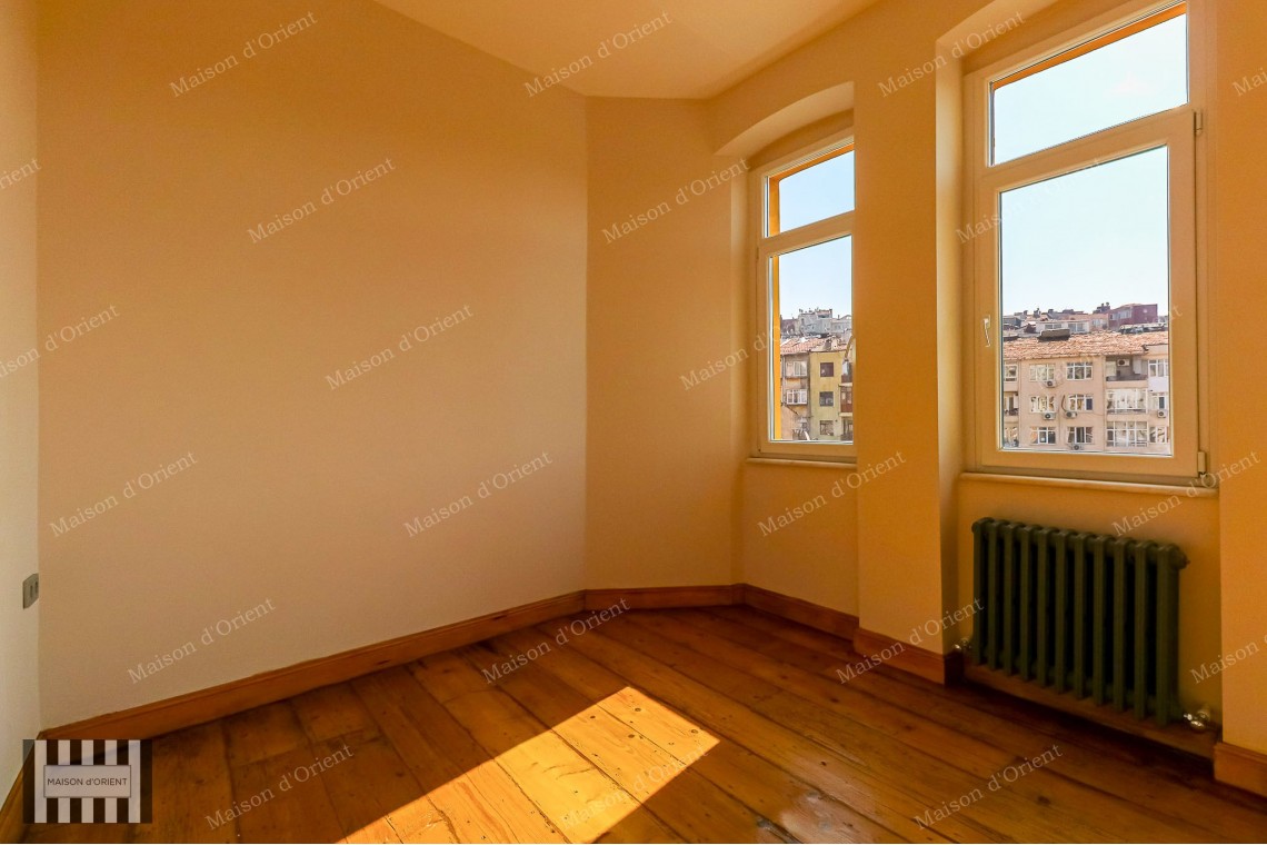 2+1 Flat for Sale with Balcony in Miras Building, Çukurcuma 