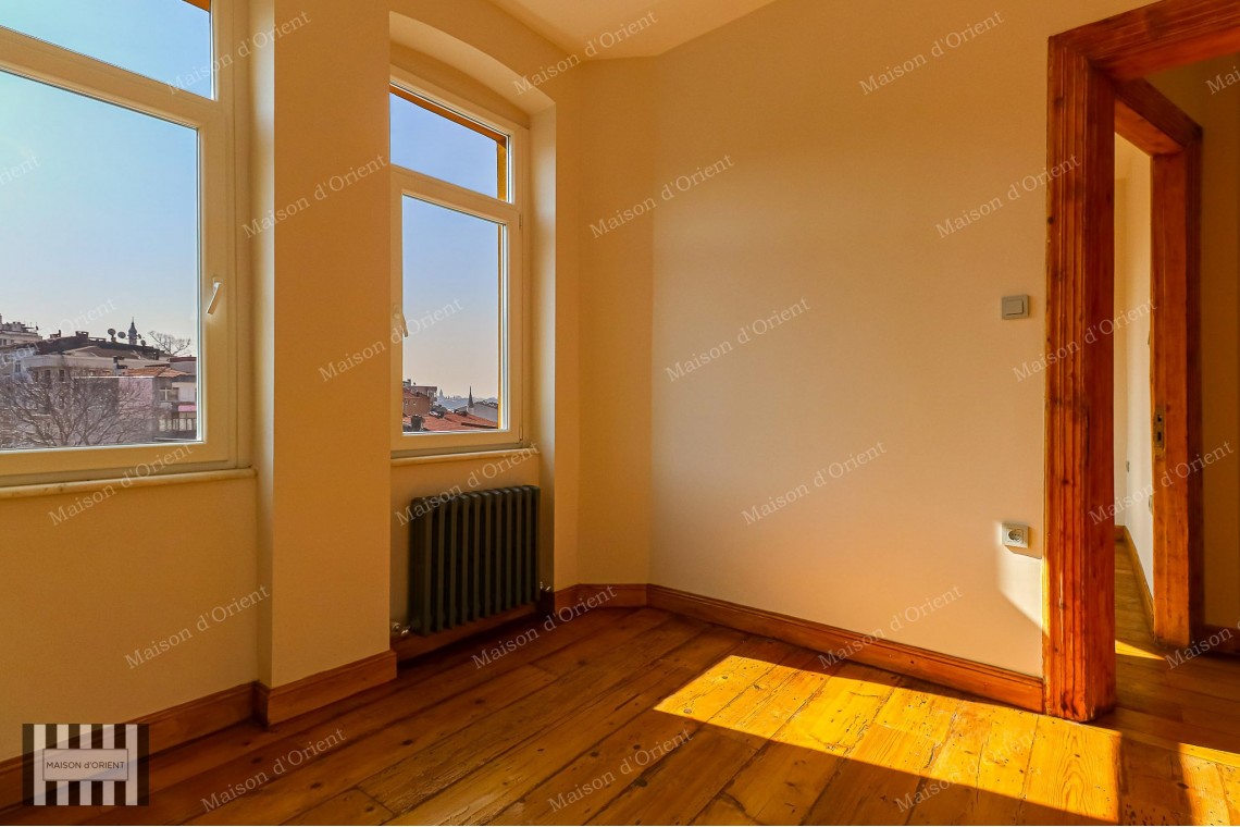 2+1 Flat for Sale with Balcony in Miras Building, Çukurcuma 