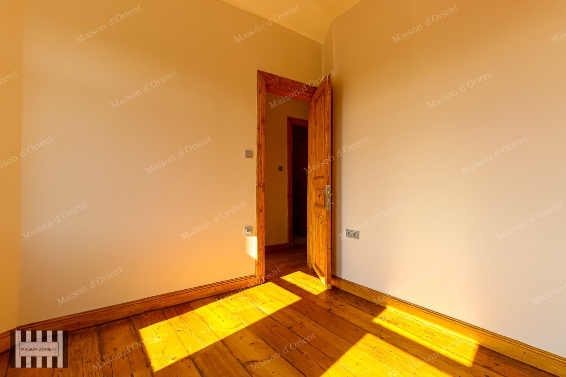 2+1 Flat for Sale with Balcony in Miras Building, Çukurcuma 