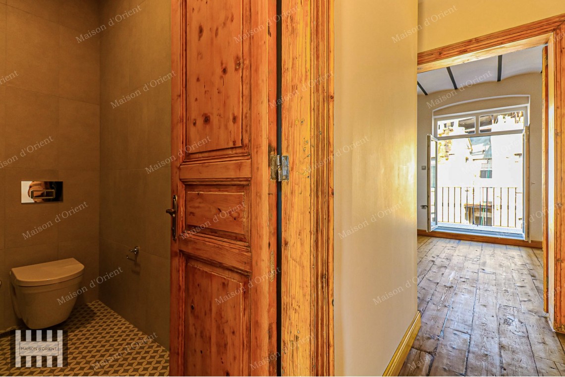 2+1 Flat for Sale with Balcony in Miras Building, Çukurcuma 