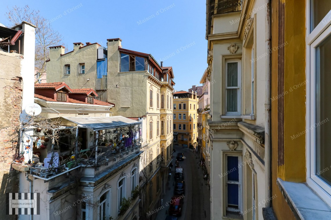 2+1 Flat for Sale with Balcony in Miras Building, Çukurcuma 