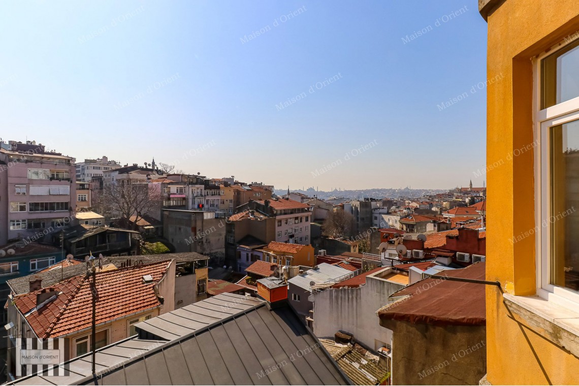 2+1 Flat for Sale with Balcony in Miras Building, Çukurcuma 