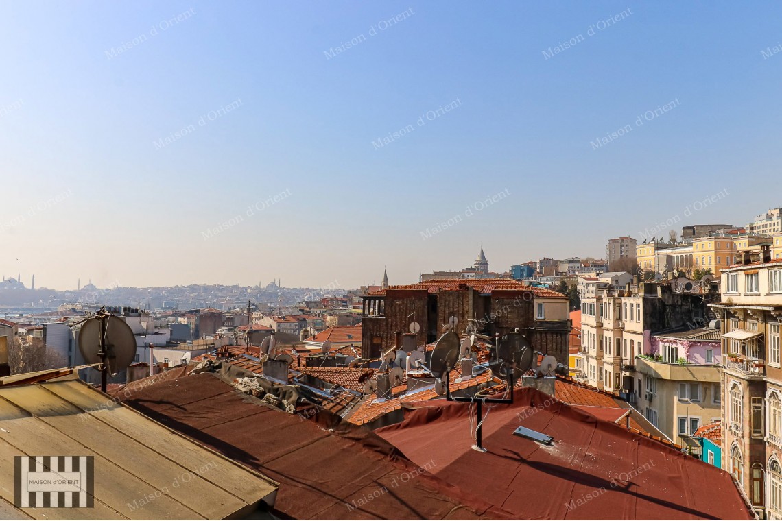 2+1 Flat for Sale with Balcony in Miras Building, Çukurcuma 