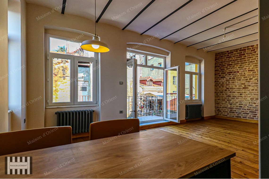 2+1 Flat for Sale with Balcony in Miras Building, Çukurcuma 