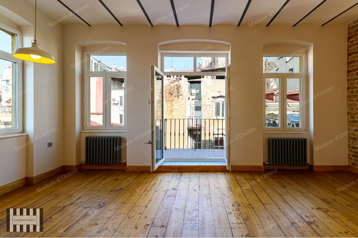2+1 Flat for Sale with Balcony in Miras Building, Çukurcuma 