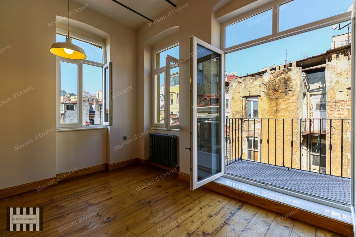 2+1 Flat for Sale with Balcony in Miras Building, Çukurcuma 