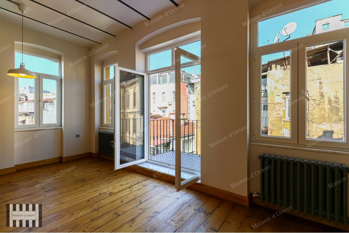 2+1 Flat for Sale with Balcony in Miras Building, Çukurcuma 