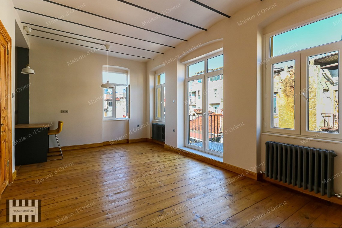 2+1 Flat for Sale with Balcony in Miras Building, Çukurcuma 