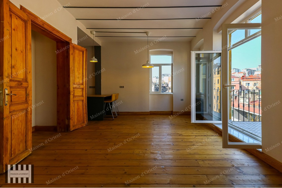 2+1 Flat for Sale with Balcony in Miras Building, Çukurcuma 