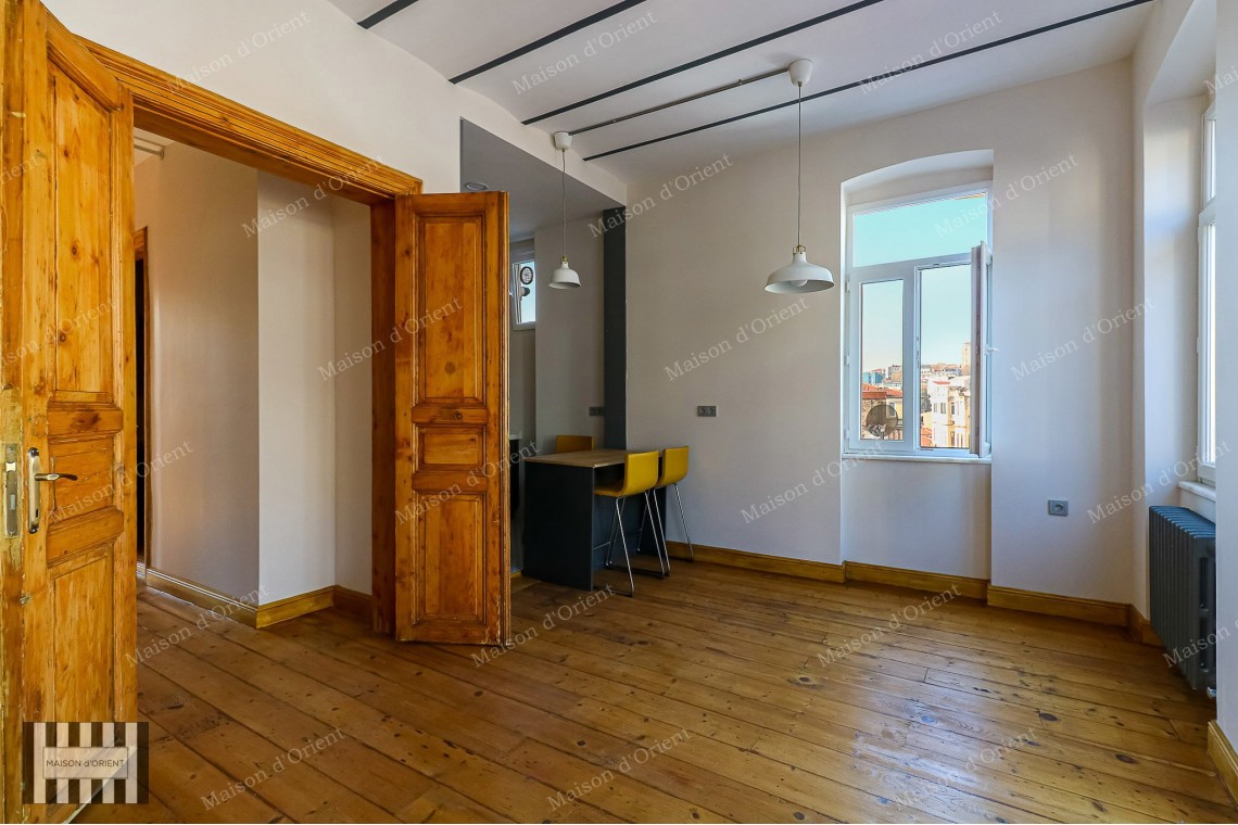 2+1 Flat for Sale with Balcony in Miras Building, Çukurcuma 