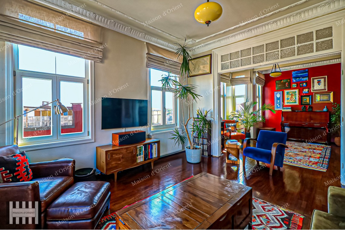 3+1 Flat for Sale in Historical Şeref Apartments, Cihangir