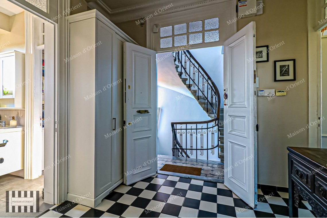 3+1 Flat for Sale in Historical Şeref Apartments, Cihangir