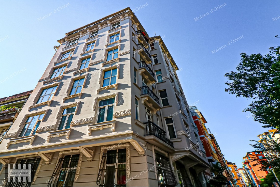 3+1 Flat for Sale in Historical Şeref Apartments, Cihangir