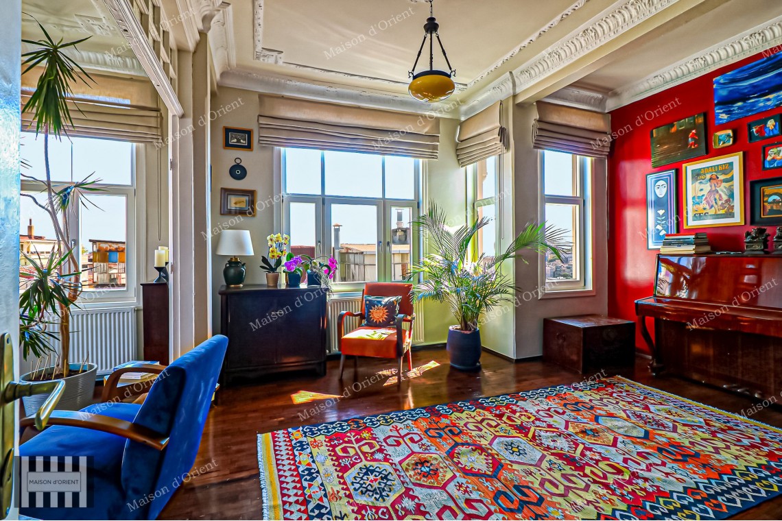 3+1 Flat for Sale in Historical Şeref Apartments, Cihangir